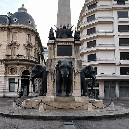 L'Ecrin De Chambery, Coeur De Centre Ville, Calme Et Espace Extérieur photo